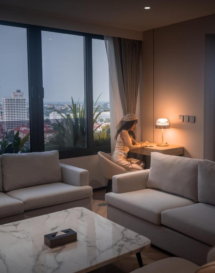 Arbour Hotel And Residence Pattaya Εξωτερικό φωτογραφία A woman working at home